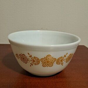 Pyrex Vintage 402 Butterfly Gold White Round 1 1/2 Quart Serving Mixing Bowl